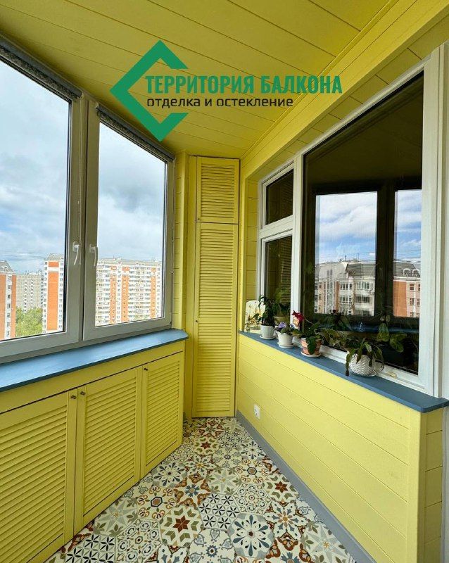 Жёлтый балкон с вагонкой и плиткой с орнаментом: после отделки, фото 1