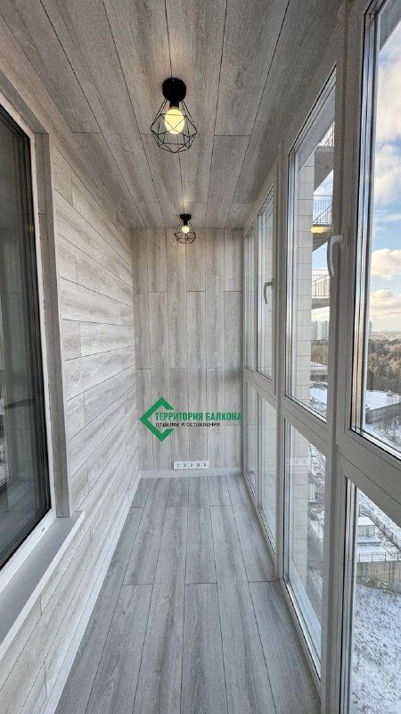 Лоджия с панорамным остеклением в Красногорске после отделки ламинатом