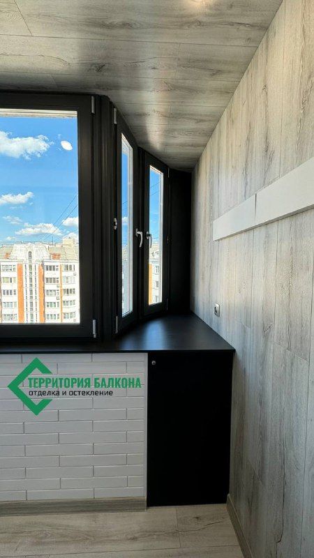 Лоджия с чёрным шкафом и столешницей · Москва, улица Грекова, 9: после отделки, фото 6
