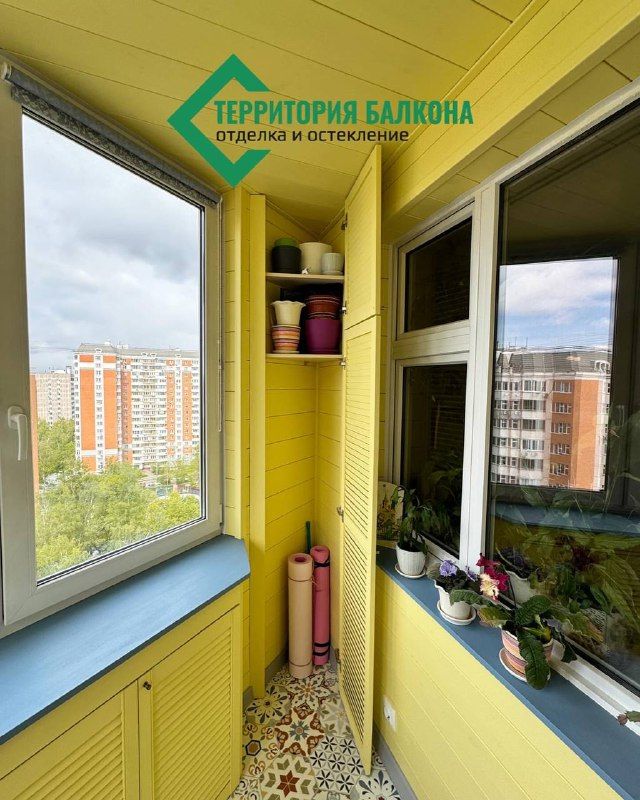 Жёлтый балкон с вагонкой и плиткой с орнаментом: после отделки, фото 4