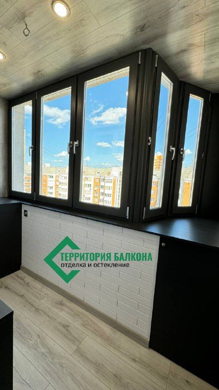 Лоджия с чёрным шкафом и столешницей · Москва, улица Грекова, 9: после отделки, фото 1