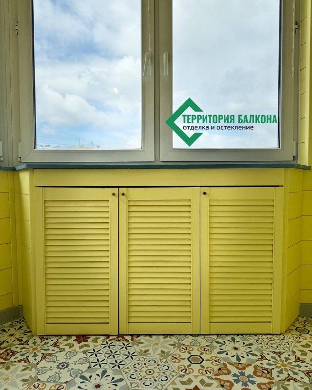 Жёлтый балкон с вагонкой и плиткой с орнаментом: после отделки, фото 5