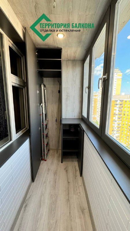 Лоджия с чёрным шкафом и столешницей · Москва, улица Грекова, 9: после отделки, фото 7