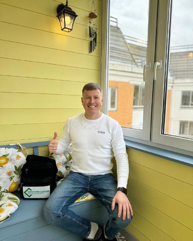 Евгений на готовом объекте: жёлтый балкон с вагонкой и плиткой с орнаментом